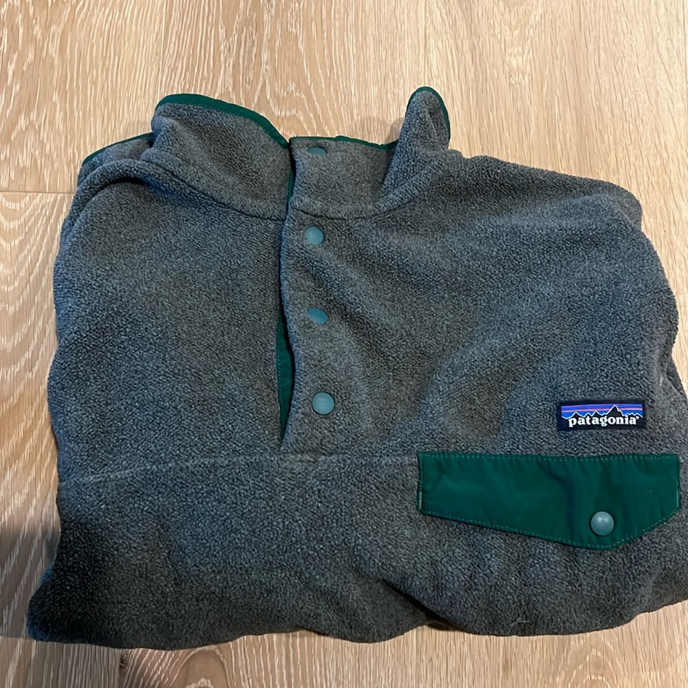 Long sleeved Men’s Patagonia Synchilla Snap sweatshirt